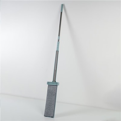 Швабра для мытья пола плоская с вертикальным отжимом и водосгоном Доляна, стальная ручка 126 см, 2 насадки из микрофибры 35×11 см