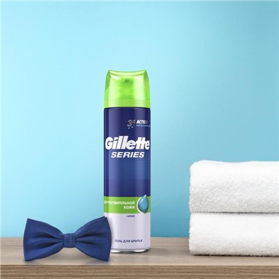 Набор Gillette: гель для бритья Sensitive Skin с алоэ, 200 мл + галстук-бабочка