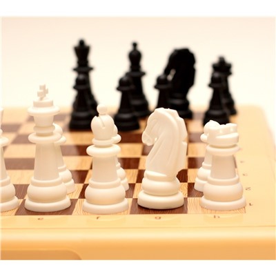 Шахматы большие, в бежевой пласт. коробке (03891) "Десятое королевство"