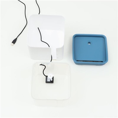 Фонтанчик для животных Carno, 2 л, от USB, бело-синий